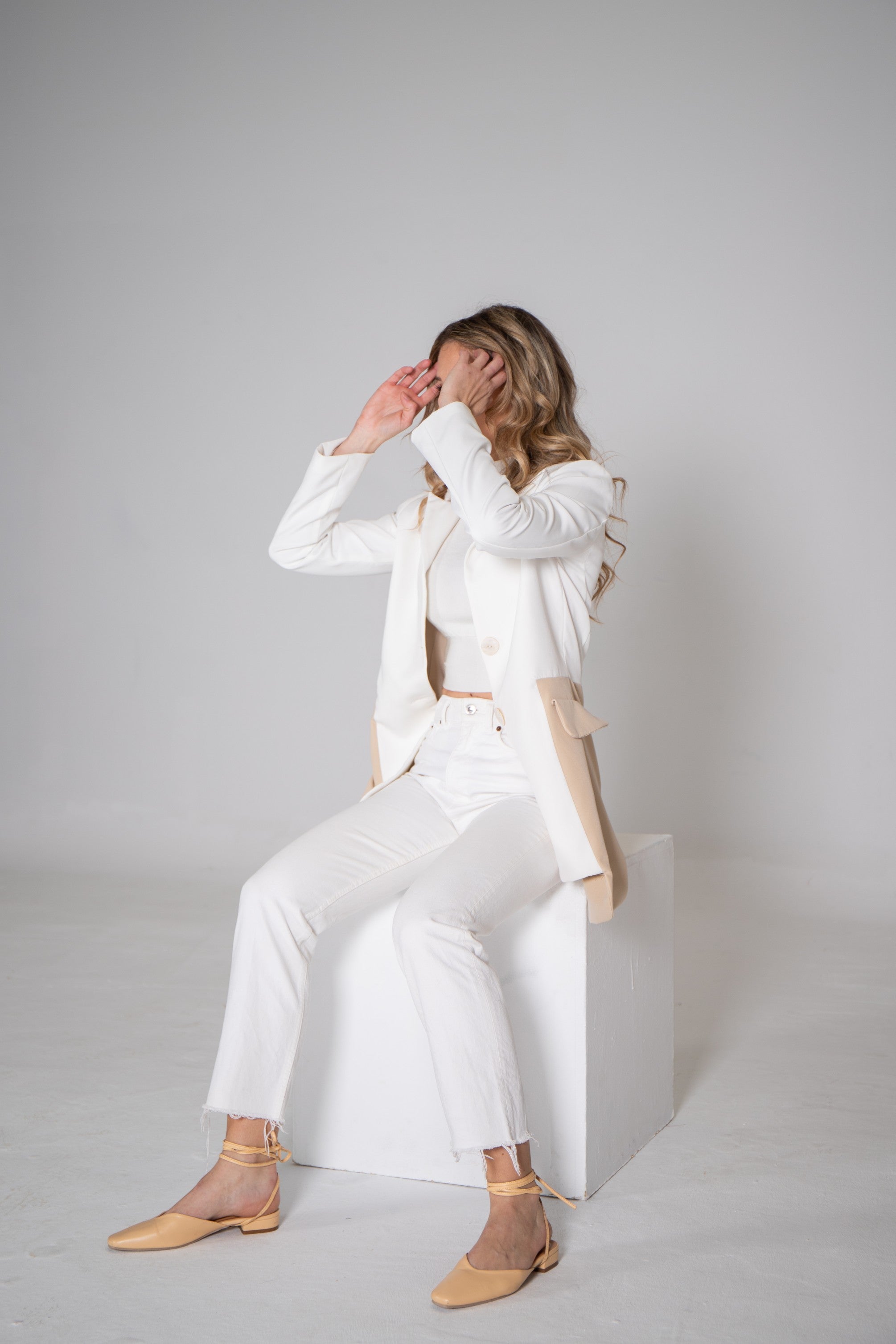 diseño de matices, un blazer que irrumpe lo clásico en su versión arena